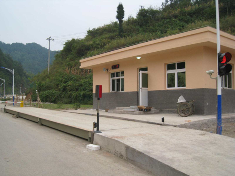 <b>3米x13米地磅200吨左右</b>